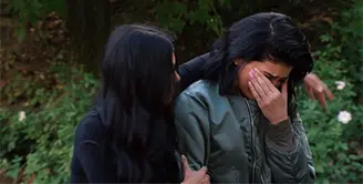 Kylie Jenner menangis penuh haru saat mengetahui kehamilan Khloe Kardashian lewat FaceTime di episode terakhir Keeping Up with the Kardashian. (Rex-Shutterstock-HollywoodLife)