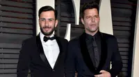 Artis Jwan Yosef dan penyanyi Ricky Martin menghadiri pesta Oscar Vanity Fair 2017 di Beverly Hills, California, (26/2/2017). Meski telah menikah diam-diam keduanya belum menggelar pesta pernikahan. (Pascal Le Segretain / Getty Images / AFP)