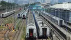 Pekerja mencuci rangkaian gerbong kereta yang terparkir di Depo Cipinang, Jakarta, Jumat (22/9/2023). Depo Cipinang menjadi tempat perawatan kereta terbesar di Indonesia dengan memiliki 28 jalur kereta. (merdeka.com/Imam Buhori)