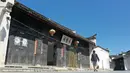 Seorang pria di sebuah jalan kuno di Kota Jingziguan, Provinsi Henan, China (25/8/2020). Jalan kuno tersebut merupakan bekas pusat perdagangan dan memiliki ratusan bangunan kuno yang berasal dari Dinasti Ming (1368-1644) dan Dinasti Qing (1644-1911) yang terpelihara dengan baik. (Xinhua/Feng Dapeng)