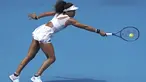 Petenis Jepang Naomi Osaka berusaha mengembalikan bola saat bertanding melawan Marie Bouzkova dari Republik Ceko pada pertandingan putaran pertama tunggal kejuaraan tenis Australia Terbuka di Rod Laver Arena, Melbourne, Australia, Senin (20/1/2020). Osaka menang 6-2 dan 6-4 . (AP Photo/Lee Jin-man)