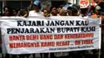Ribuan pendukung Bupati Pasuruan Dade Angga berunjuk rasa di depan Kantor Kejaksaan Negeri Kota Pasuruan, Jatim. Mereka meminta agar Dade segera dibebaskan dari tahanan.