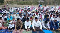 Hadapi kekeringan, warga di Bogor menggelar salat minta hujan, Sabtu (5/10/2019).(Liputan6.com/ Achmad Sudarno)