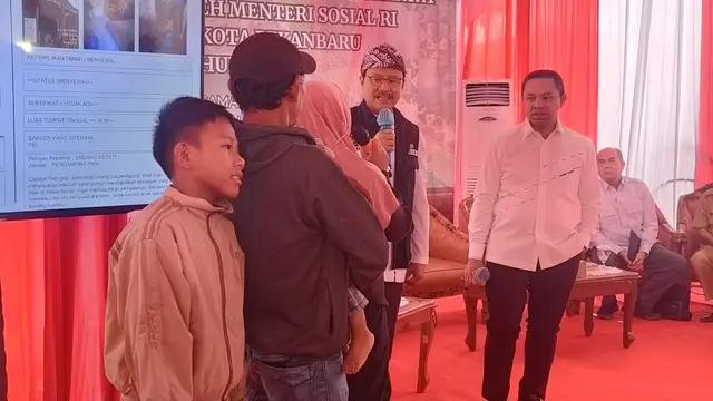 Menteri Sosial Saifullah Yusuf dan Gubernur Riau berbincang dengan orangtua yang anaknya akan menjadi siswa di Sekolah Rakyat.