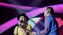 Penampilan Anji dan Ade Govinda saat menghibur penonton dalam Konser 100 Hari Menuju Asian Games 2018 di Studio 6 Emtek, Jakarta, Kamis (10/5). (Liputan6.com/Faizal Fanani)