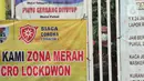 Seorang warga terlihat di kawasan yang menerapkan lockdown skala mikro akibat warga terpapar COVID-19 di RW 03, Kelurahan Gandasari, Kecamatan Jatiuwung, Kota Tangerang, Rabu (9/6/2021). (Liputan6.com/Angga Yuniar)