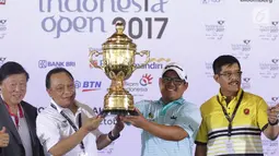 Pegolf Thailand, Panuphol Pittayarat (ketiga kiri) mengangkat piala Golf Indonesia Open 2017 di Pondok Indah Golf Course, Jakarta, Minggu (29/10). Indonesia Open 2017 merupakan turnamen seri Asian Tour diikuti 140 pegolf. (Liputan6.com/Helmi Fithriansyah)