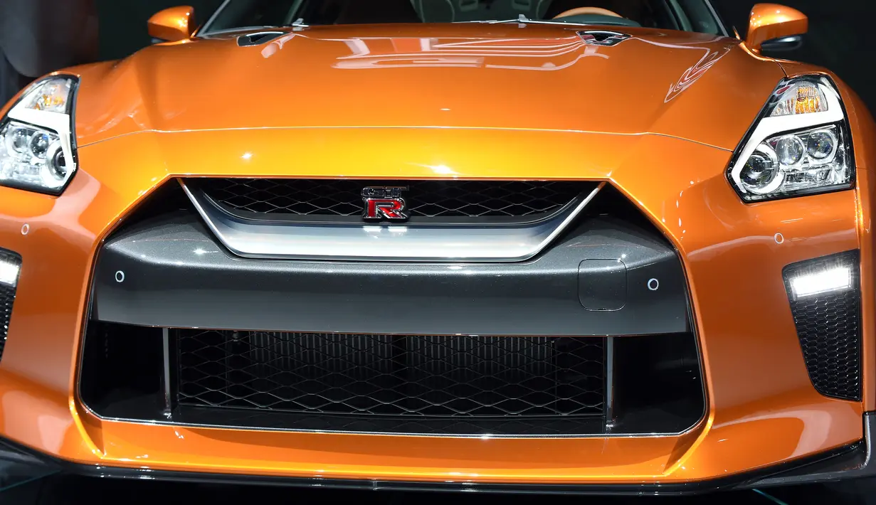 Mobil Nissan GT-R 2017  saat diperkenalkan di New York International Auto Show 2016 di Manhattan, New York, Rabu (23/3). Mesin tetap mengandalkan VR38DETT yaitu 6 silinder 3.800 cc turbo ganda yang digunakannya sejak tahun 2007 silam. (Jewel SAMAD/AFP)