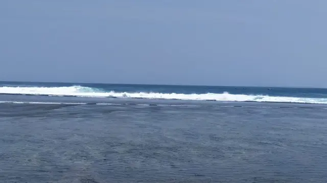 Dengan deburan ombak yang sempurna, Pantai Cijeruk, Kecamatan Cibalong, Garut, Jawa Barat, terlihat indah saat terik matahari siang hari.