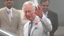 Pangeran Charles melambaikan tangan ke arah awak media setibanya bersama sang istri, Camilla di New Delhi yang diselimuti kabut asap, Rabu (8/11). Kabut asap tebal akibat polusi udara yang tinggi menyelimuti India. (AP Photo/Manish Swarup)