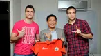 Presiden Persija Jakarta, Ferry Paulus (tengah) berpose bersama Martin Vunk (kanan) dan Yevgeni Kabayev usai penandatanganan kontrak di Jakarta, (9/12/2014). (Liputan6.com/Helmi Fithriansyah)