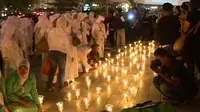 Lima puluhan lilin dinyalakan di bundaran Hotel Indonesia oleh Aliansi Jurnalis Independent Jakarta, penyalaan lilin ini menandai penghormatan bagi mereka yang meregang nyawa dan tragedi berdarah Mei 1998.