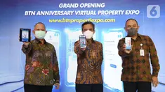 Wakil Direktur Utama BTN Nixon LP Napitupulu (tengah), Dirjen Pembiayaan Infrastruktur dan Perumahan Kementerian PUPR Herry Trisaputra Zuna dan Deputi Komisioner bidang Pengerahan Dana Tapera BP Tapera Eko Ariantoro menunjukkan BTN Virtual Property Expo di Jakarta (22/2/2022). (Liputan6.com/HO/BTN)