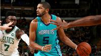 Nicolas Batum mengalami cedera saat Charlotte Hornets berhadapan dengan Detroit Pistons pada laga pramusim NBA 2017-18. (NBA)