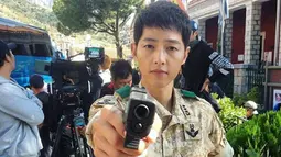 Bagaimana potret Song Joong Ki saat memegang pistol, terlihat gagah kan? (Liputan6.com/IG/songjoongkionly)
