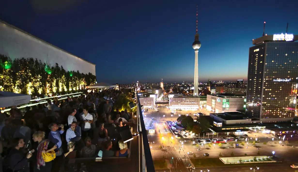 Sejumlah pengunjung mamadati atap Kelab House of Weekend, dekat Alun-alun Alexanderplatz, Berlin, Jerman, (24/8). Dikelab ini pengunjung dapat melihat keindahan matahari terbenam. (REUTERS/Hannibal Hanschke)