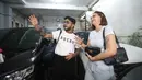 Istri Onadio Leonardo alias Onad, Beby Prisillia berharap menjadi pribadi yang lebih bijak bagi keluarga. Tampak dalam foto, aktor sekaligus musisi, Onadio Leonardo atau akrab disapa Onad (kanan) bersama istrinya, Beby Prisillia sesaat sebelum meninggalkan panti rehabilitasi Yayasan Pemulihan Natura Indonesia di kawasan Lebak Bulus, Jakarta Selatan, Rabu (28/1/2026). (Kapanlagi.com/Budy Santoso)