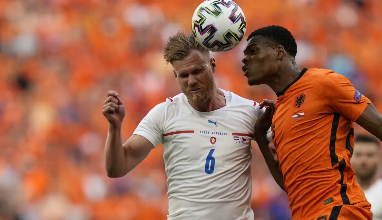 Pemain Belanda Denzel Dumfries (kanan) duel udara dengan pemain Republik Ceska Tomas Kalas pada pertandingan babak 16 besar Euro 2020 di stadion Ferenc Puskas, Hongaria, Minggu (27/6/2021). (Foto: AP/Pool/Darko Bandik)