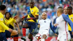Perebutan bola antara pemain Amerika Serikat dan Ekuador pada perempat final Copa America Centenario 2016, di Century Link Field, Seattle, Jumat (16/6/2016). (Reuters/Jennifer Buchanan-USA TODAY Sports)
