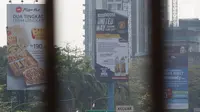 Sejumlah papan reklame menghiasi tepi Jalan Gatot Subroto, Jakarta, Rabu (20/9). Pemprov DKI akan melakukan penertiban konstruksi reklame yang sudah mulai rusak untuk mengantisipasi cuaca ekstrem pada musim penghujan. (Liputan6.com/Immanuel Antonius)