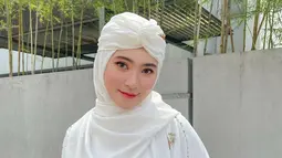 Momen Lebaran menjadi momen yang sangat dinantikan oleh Vivi Novika. Gaya penampilan Vivi saat Lebaran pun sangat dinantikan para penggemarnya. Seperti saat ia mengenakan pakaian serba warna putih dan berhijab yang kian membuat aura cantik Vivi terpancarkan. (Liputan6.com/IG/@viviinovika)