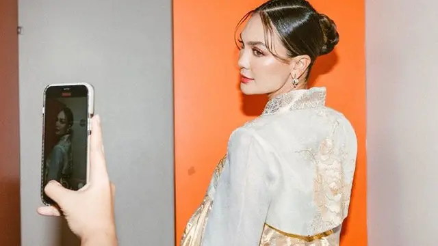 6 Gaya Luna Maya saat Pakai Hanbok, Bak Wanita Korea