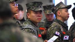 Tentara Korea Selatan mengantre untuk konseling saat mengikuti job fair di ruang pameran KINTEX, Goyang, Korea Selatan, Rabu (20/3). Job fair ini diselenggarakan oleh Kementerian Pertahanan Korea Selatan. (JUNG Yeon-Je/AFP)