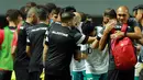 Pelukan hangat juga diberikan asisten pelatih Timnas Indonesia U-17, Markus Horison (kanan) kepada salah satu ofisial tim Palestina U-17 diikuti pemain Timnas Indonesia U-17 dibelakangnya menyalami satu persatu. (Bola.com/M Iqbal Ichsan)