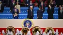 Pada periode ini, Donald Trump akan didampingi JD Vance yang lebih dulu membacakan sumpah untuk Wakil Presiden Amerika Serikat di hadapan Hakim Agung Brett Kavanaugh. (ANGELA WEISS/AFP)