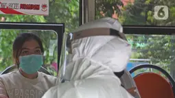 Pasien Covid-19 berada di dalam bus sekolah di Puskesmas Kecamatan Ciracas, Jakarta, Kamis (10/06/2021). Kasus positif di Jakarta bertambah 2.096 orang, sehingga total kasus positif bertambah menjadi 440.554 orang. (Liputan6.com/Herman Zakharia)