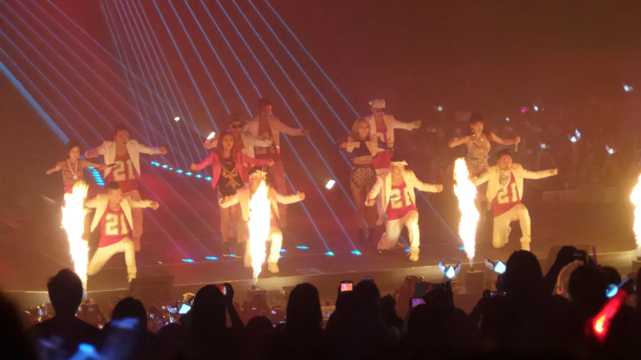  2NE1 Beraksi Sensual di Indonesia