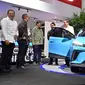 Presiden Joko Widodo atau Jokowi (tengah-kanan) mengunjungi pameran Indonesia International Motor Show (IIMS) di JIExpo, Kemayoran, Jakarta, Kamis (16/2/2023). Jokowi mengatakan industri otomotif Indonesia memiliki prospek yang sangat cerah. (ADEK BERRY/AFP)