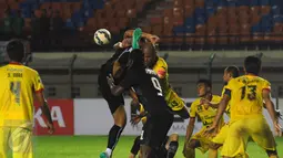Pemain Sriwijaya FC dan PBFC terlibat duel udara saat berlaga di turnamen Piala Bhayangkara di Stadion Si Jalak Harupat, Bandung, Jumat (18/3/2016). Sriwijaya unggul 3-1 atas PBFC. (Liputan6.com/Helmi Fithriansyah)