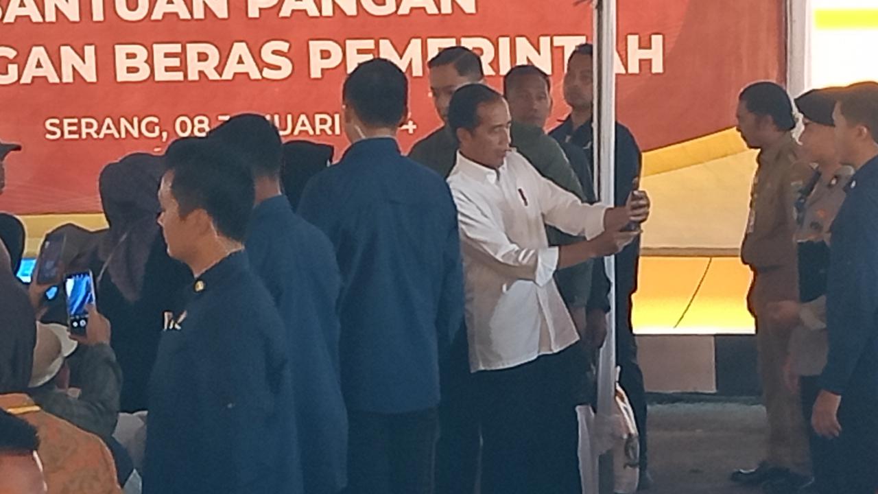 Jokowi Foto Selfie Dengan Warga Usai Bagi-bagi Beras dan Sepeda. (Senin, 08/01/2024). (Yandhi Deslatama/Liputan6.com).