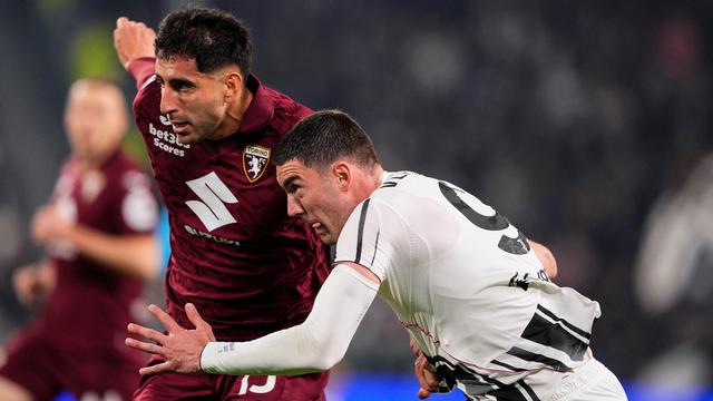 Bek Torino, Guillermo Maripan (kiri), berebut bola dengan penyerang Juventus, Dusan Vlahovic