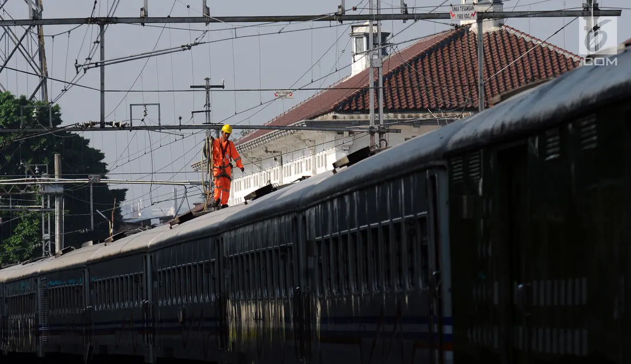 Petugas bersiap mengisi air pada gerbong kereta di Stasiun Senen, Jakarta, Jumat (9/6). Jelang arus mudik Lebaran 2017, PT KAI melakukan perawatan gerbong kereta api yang akan digunakan untuk mengangkut pemudik. (Liputan6.com/Helmi Fithriansyah)