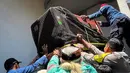 Tim gabungan dari kepolisian, pemadam kebakaran, dan Balai Besar Konservasi Sumber Daya Alam (BBKSDA) Jawa Barat berhasil mengevakuasi macan tutul liar setelah sebelumnya menembakkan bius untuk melumpuhkan hewan tersebut. Macan tutul liar tersebut dibawa ke Lembang Park Zoo untuk menjalani pemeriksaan kesehatan dan selanjutnya ke Pusat Penangkaran Satwa Cikananga (PPSC) di Kabupaten Sukabumi untuk perawatan lebih lanjut. (Timur Matahari/AFP)