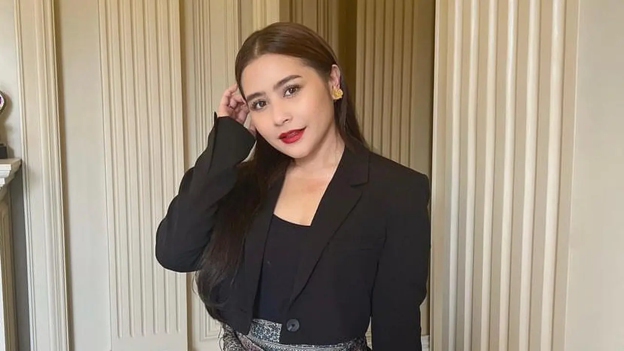 Gaya Prilly Latuconsina Jadi Dosen Praktisi di UGM, Tampil Bak Lady Boss dengan Setelan Blazer