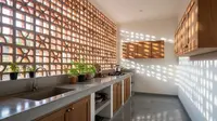 8 Inspirasi Dapur Belakang dengan Ventilasi Roster Sepanjang Dinding, Solusi Tanpa Bau dan Lembap