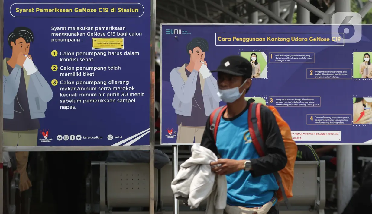 Calon penumpang KA jarak jauh melintas di depan papan panduan melakukan tes GeNose COVID-19 di Stasiun Pasar Senen, Jakarta, Sabtu (1/5/2021). PT Kereta Api Indonesia (Persero) membatasi masa berlaku hasil tes GeNose C19 menjadi 1x24 jam mulai Kamis (1/4) lalu. (Liputan6.com/Helmi Fithriansyah)