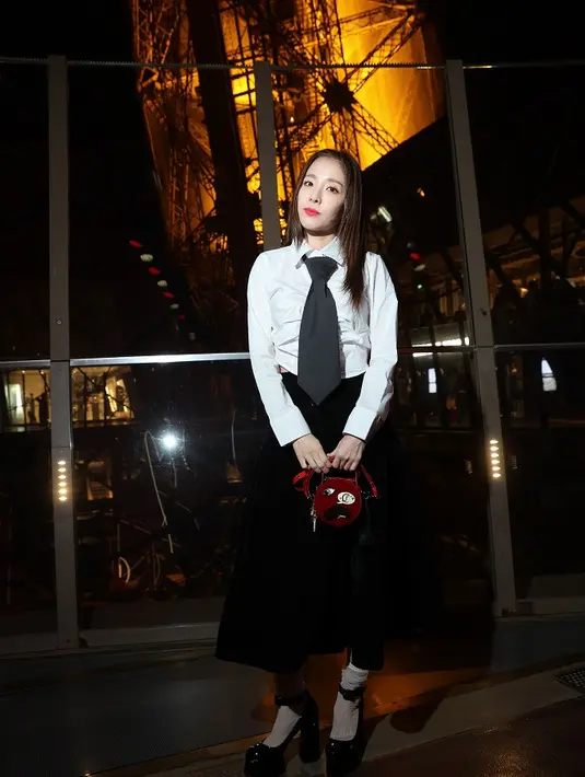 Ada pula former 2NE1, Sandara Park yang duduk di barisan depan. (Dok/Christian Louboutin).
