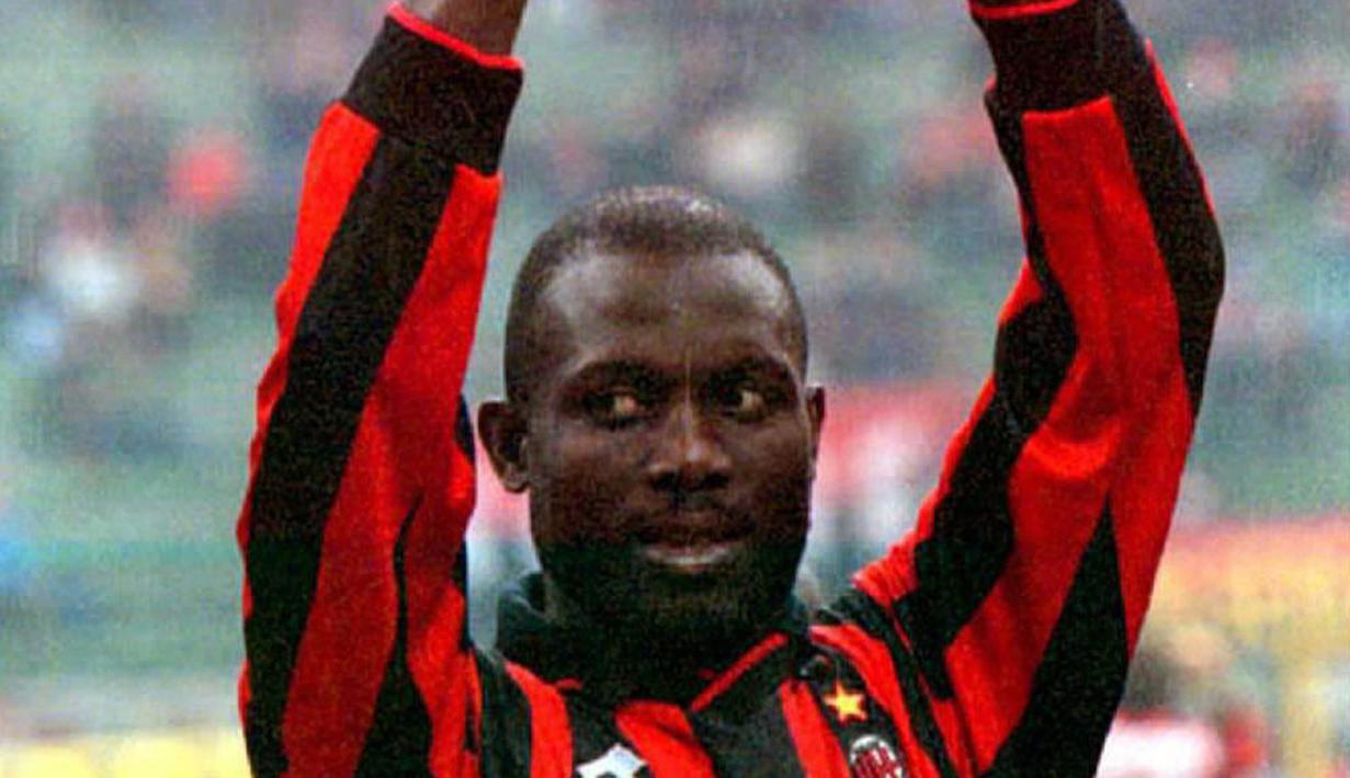 Kehebatan George Weah membuat klub raksasa Italia, AC Milan, memboyongnya ke Italia. Bersama Rossonerri, dirinya tampil 147 pertandingan di semua ajang dengan mencetak 58 gol. (AFP/Carlo Ferraro)