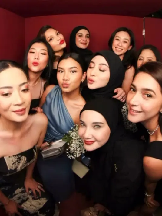 Sedangkan Margin tampil lebih soft mengaplikasikan lipstik nude dan blush on coral. Dengan riasan mata eyeshadow coral pula. [@shireensungkar]