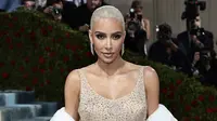 Kim Kardashian menghadiri Met Gala 2022 di The Metropolitan Museum of Art, New York City, Amerika Serikat, 2 Mei 2022. Gaun Marilyn Monroe dilaporkan rusak setelah dipakai oleh Kim Kardashian pada Met Gala 2022. (Dimitrios Kambouris/Getty Images for The Met Museum/Vogue/AFP)