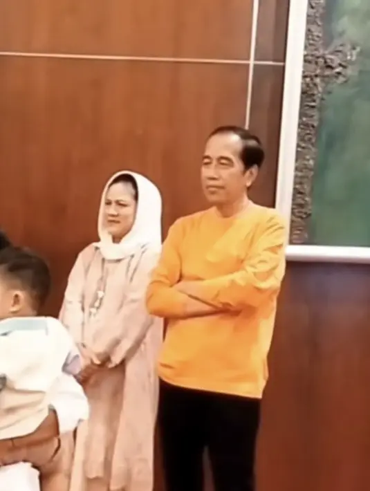 Jokowi pun hadir mengenakan atasan orange lengan panjang yang dipadukan dengan celana panjang hitam, serasi dengan sneakersnya. Sedangkan, Iriana tampil dengan baju kurung diserasikan dengan kain sebagai bawahan dan kerudung putihnya.  [@riomotret]
