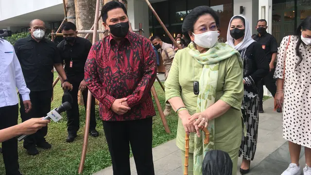 Menteri BUMN Erick Thohir menemani Ketua Umum PDI Perjuangan Megawati Soekarnoputri menyambangi Galeri Bung Karno di Pusat Perbelanjaan Sarinah, Jakarta Pusat, Senin (13/6/2022).