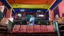 Pekerja melakukan perawatan dan pemeliharaan di aula bioskop sebagai persiapan kemungkinan pembukaan kembali setelah pelonggaran pembatasan Covid-19, di Chennai, Sabtu (3/10/2020). Jumlah kematian di India akibat virus corona meningkat melewati 100.000 pada Sabtu, 3 Oktober 2020. (Arun SANKAR/AFP)