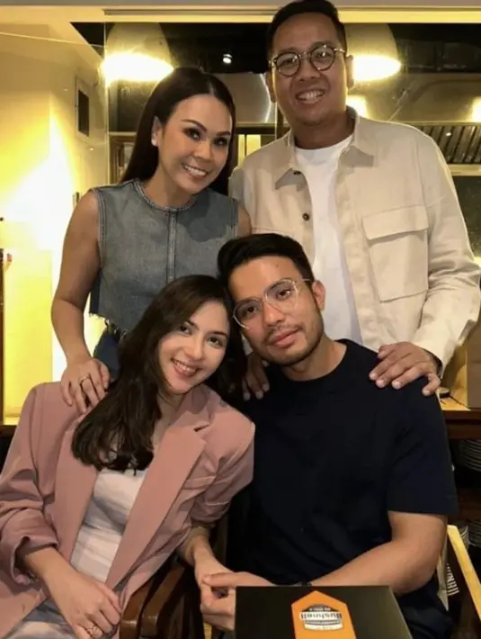 <p>Jessica tampil mengenakan blazer pink oversize. Sedangkan Yakup mengenakan tshirt hitamnya. [@jesicamila03]</p>