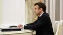 Presiden Prancis Emmanuel Macron saat bertemu dengan Presiden Rusia Vladimir Putin di Moskow, Rusia, 7 Februari 2022. Vladimir Putin dan Emmanuel Macron berupaya menemukan titik temu atas Ukraina dan NATO di tengah kekhawatiran Rusia sedang mempersiapkan invasi ke Ukraina. (SPUTNIK/AFP)