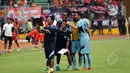 Sejumlah pemain dan tim official Persela berfoto usai mengalahkan Persija 1-0 di laga uji coba di Stadion GBK Jakarta, Minggu (1/3/2015). (Liputan6.com/Helmi Fithriansyah)